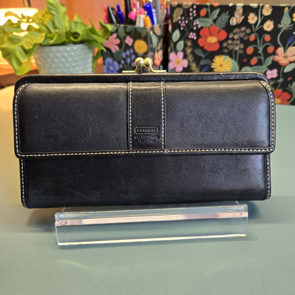 COACH EUC Hampton Kisslock Black Tri-fold Continental Wallet